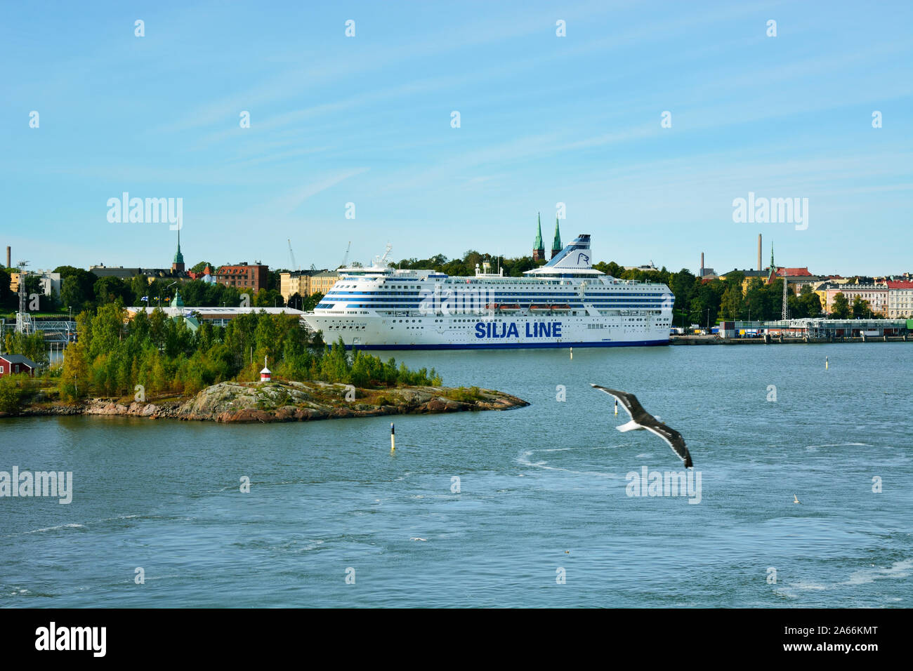 Ein Kreuzfahrtschiff, das in den Hafen von Helsinki. Helsinki, Finnland Stockfoto