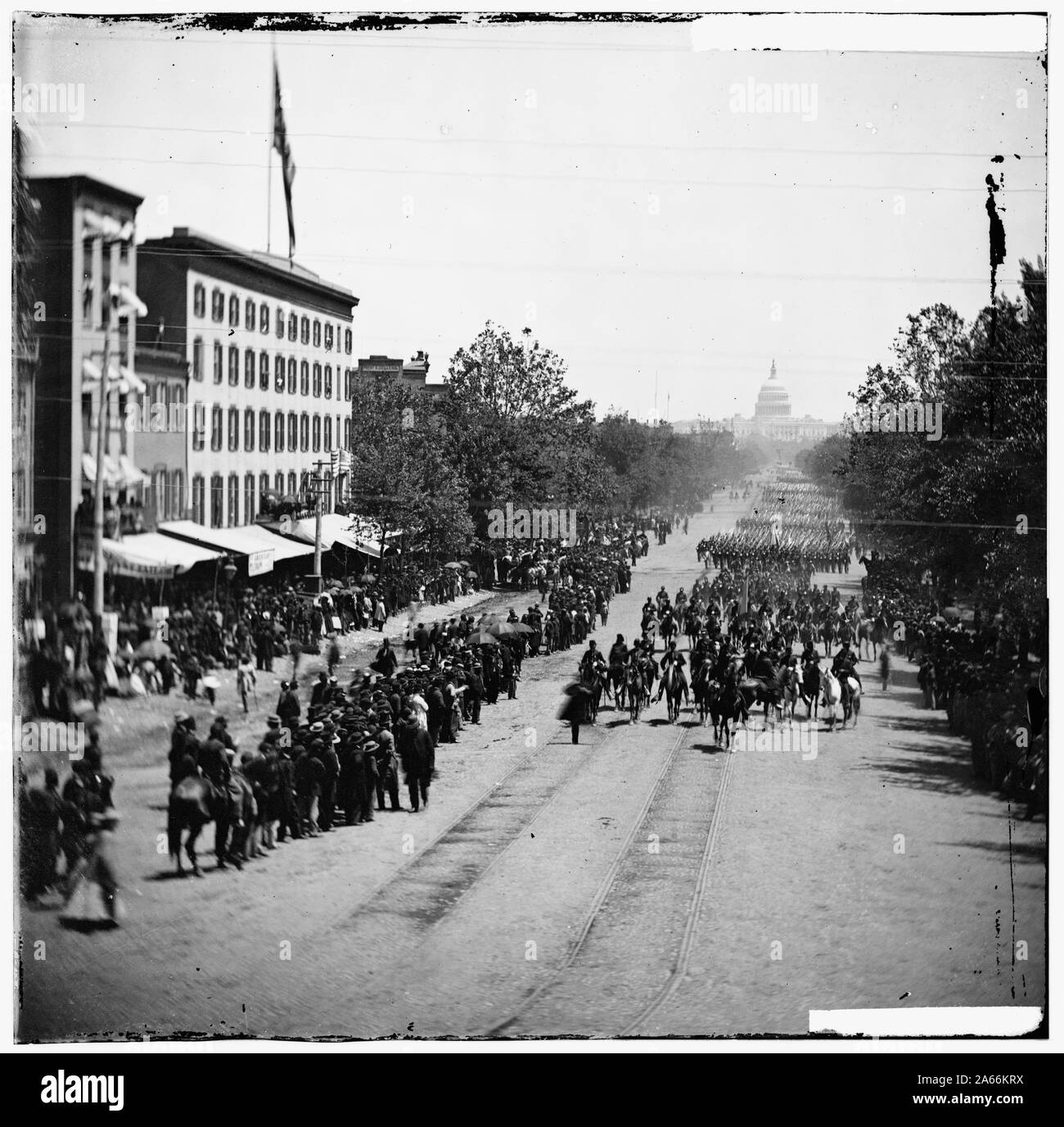 Washington, District of Columbia. Die Grand Überprüfung der Armee. General Horatio G. Wright, Personal und 6. Korps, die an der Pennsylvania Avenue in der Nähe des Treasury Stockfoto