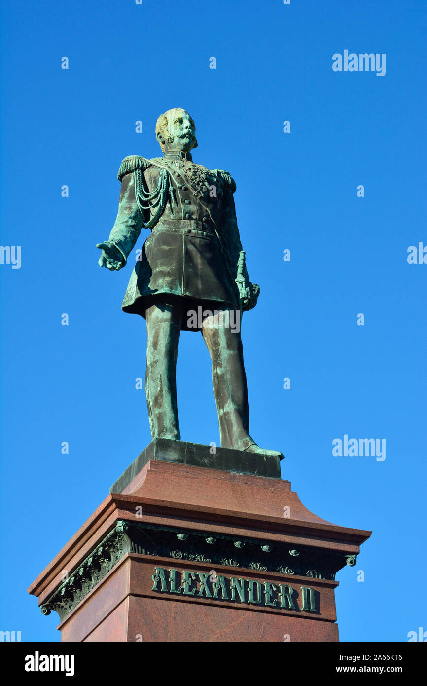 Statue von Alexander II. auf dem Platz des Tuomiokirko, der lutherischen Kathedrale. Helsinki, Finnland Stockfoto