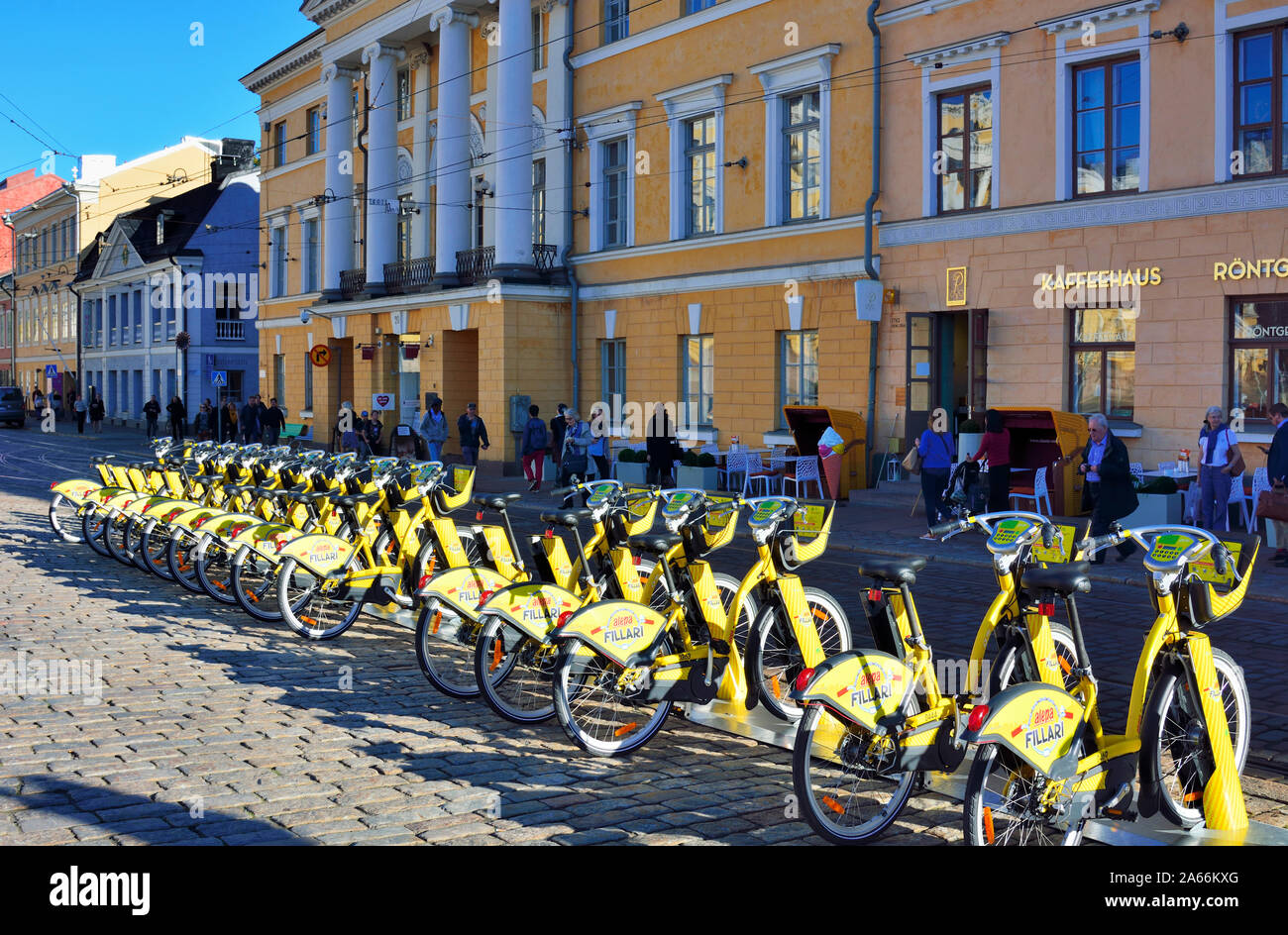 Hallituskatu Straße mit modernen Fahrräder zu mieten. Helsinki, Finnland Stockfoto