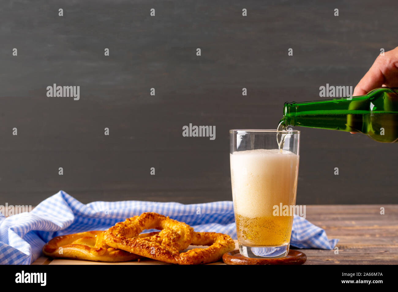 Oktoberfest Konzept. Frau hand Bier auf hölzernen Tisch. Stockfoto