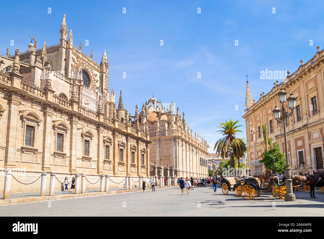 Sevilla Kutschfahrten außerhalb der Kathedrale von Sevilla und das allgemeine Archiv der Indies Gebäude Sevilla Spanien EU Europa angeboten Stockfoto