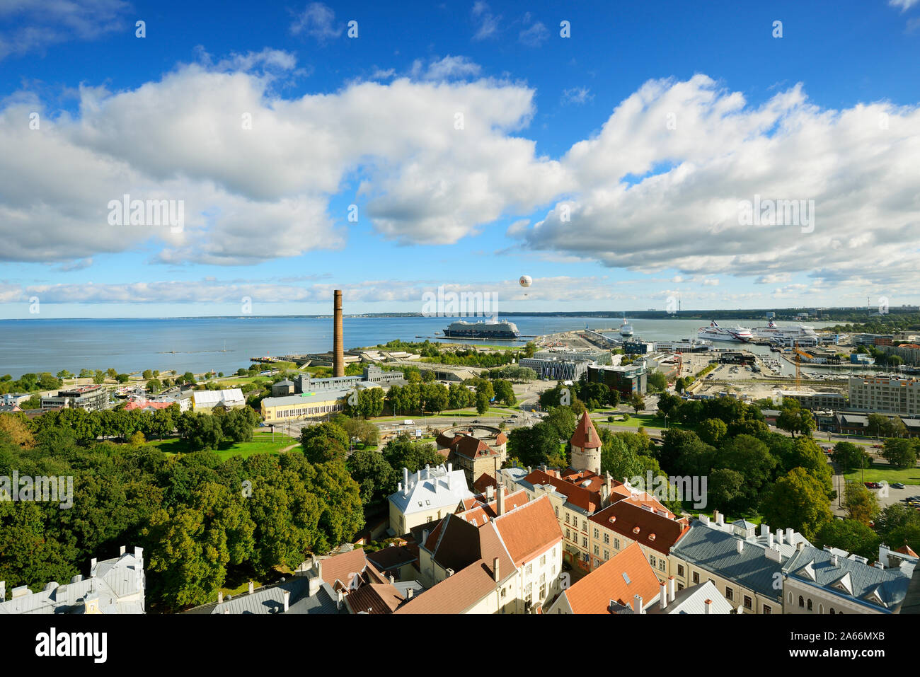 Die Altstadt von Tallinn und ein Kreuzfahrtschiff, das in Linnahall Hafen im Hintergrund. Tallinn, Estland Stockfoto