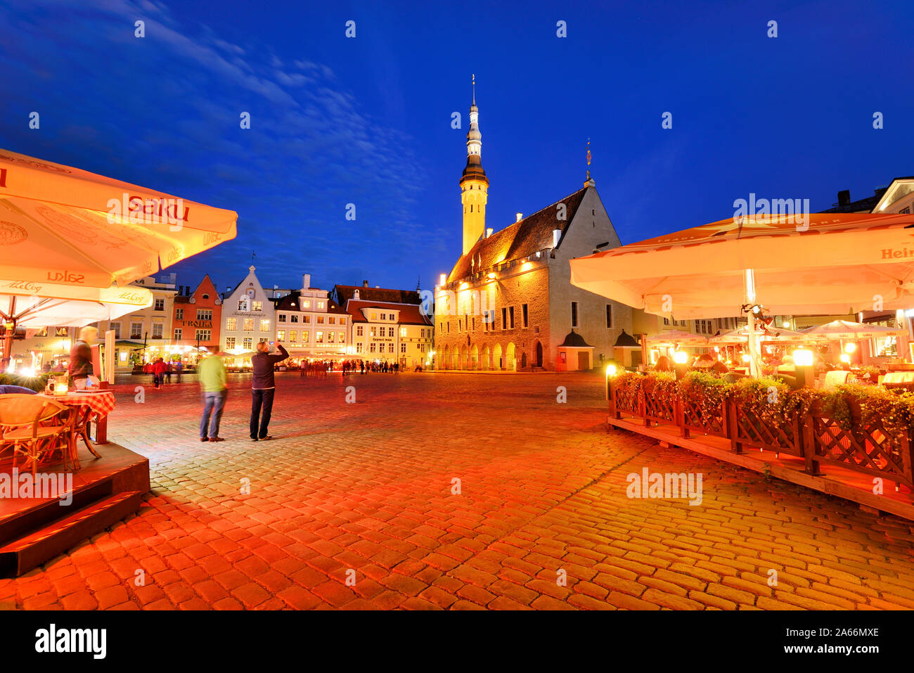 Rathausplatz (Raekoja plats) am Abend. Die Altstadt, die zum UNESCO-Weltkulturerbe gehört. Tallinn, Estland Stockfoto