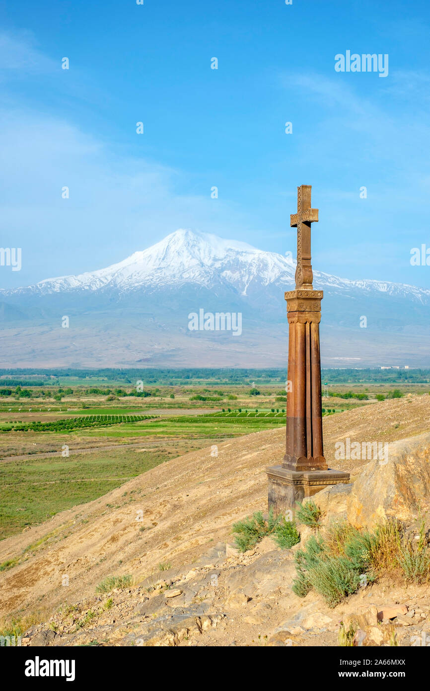 Stein Kreuz vor der Berg Ararat an das Kloster Khor Virap, in der Nähe von Lusarat, Ararat Provinz, Armenien. Stockfoto