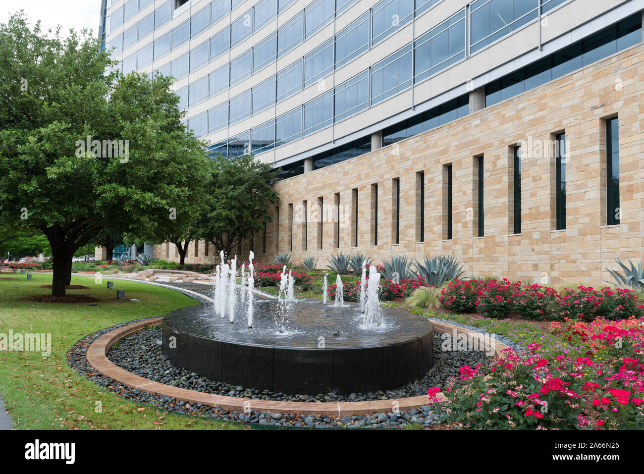 Wasserspiel außerhalb des Firmensitzes von Hunt Oil, ein unabhängiger Ölproduzent in Dallas, Texas Stockfoto