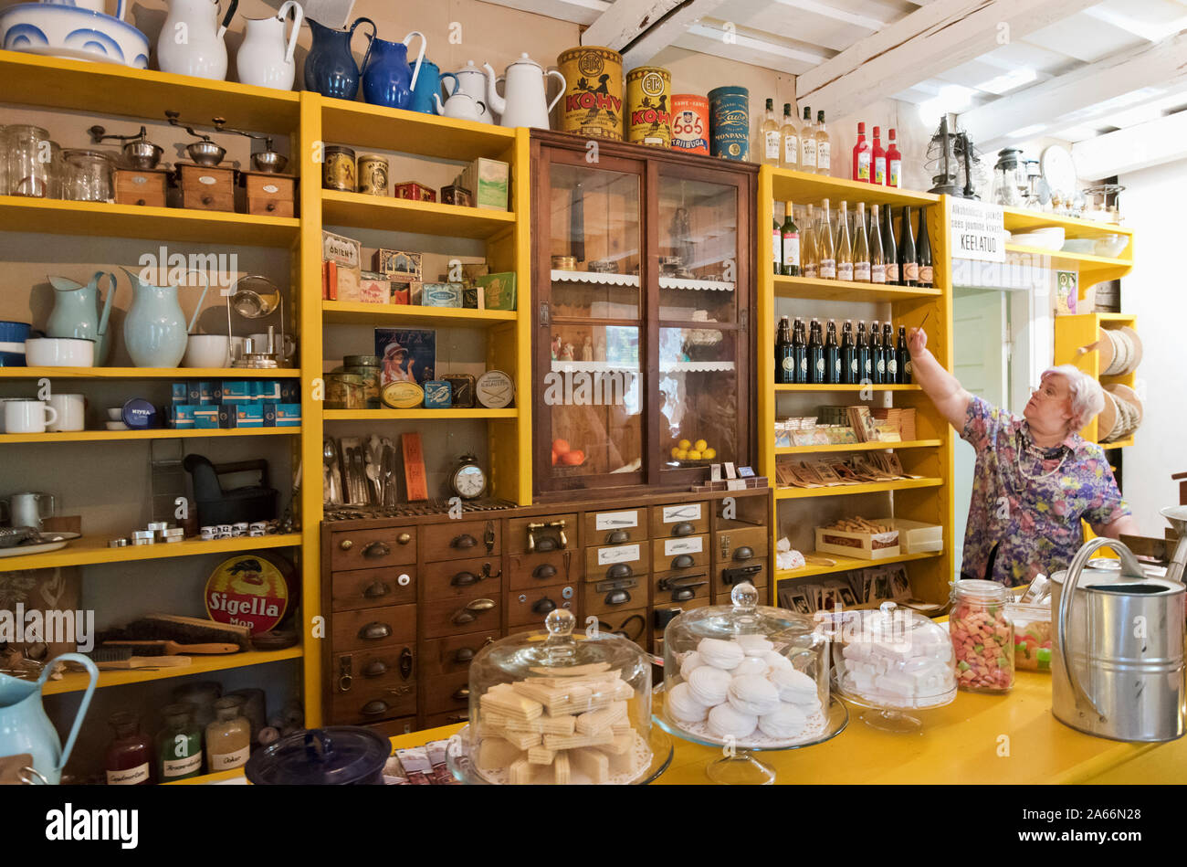 Apotheke aus einem alten Dorf. Estnische Freilichtmuseum Rocca Al Mare. Tallinn, Estland Stockfoto