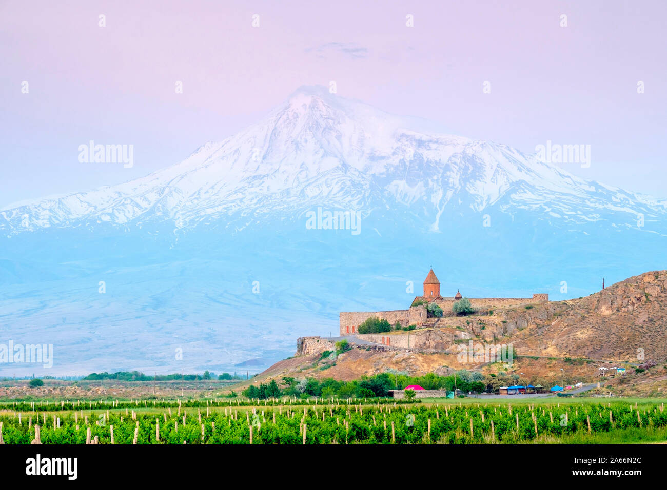 Das Kloster Khor Virap und den Berg Ararat bei Sonnenaufgang, in der Nähe von Lusarat, Ararat Provinz, Armenien. Stockfoto