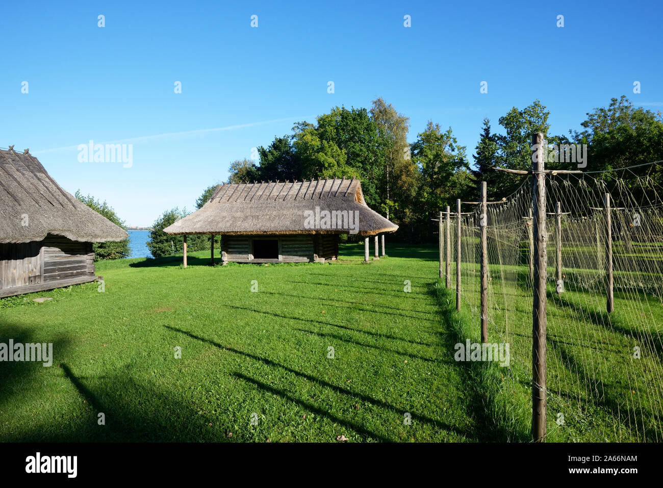 Fischer Bauernhof mit der fischernetze trocknen. Estnische Freilichtmuseum. Rocca Al Mare, Tallinn. Estland Stockfoto