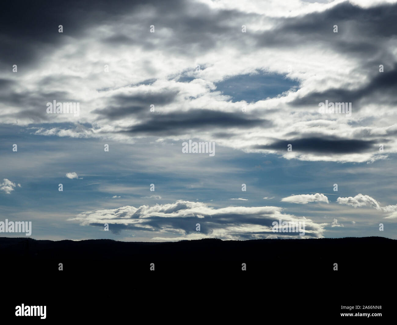 Landschaft bewölkten Himmel und Silhouette der Berge Stockfoto