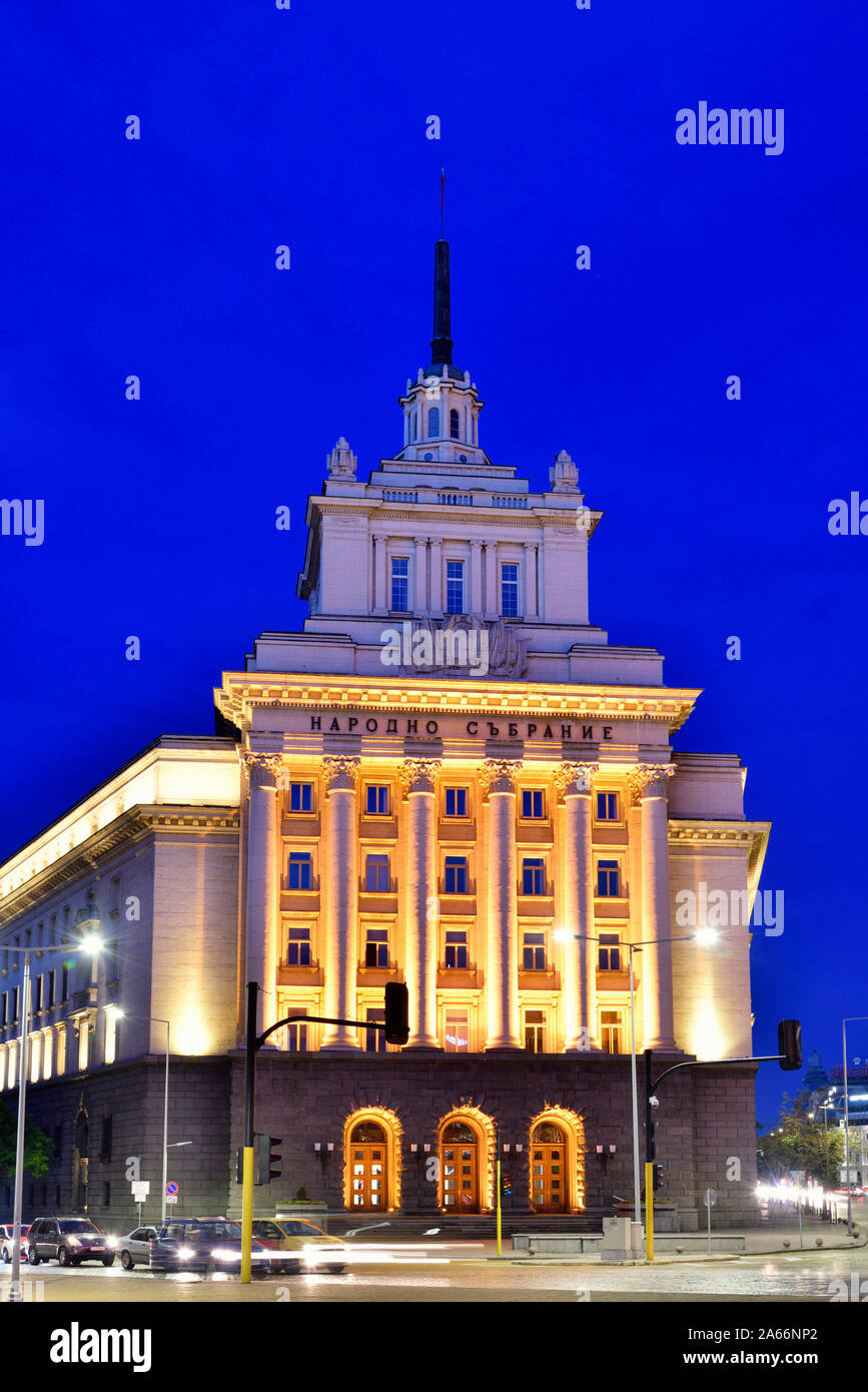 Das Gebäude der ehemaligen Kommunistischen Partei Sitz jetzt durch die bulgarische Nationalversammlung, Independence Square, Sofia verwendet. Bulgarien Stockfoto