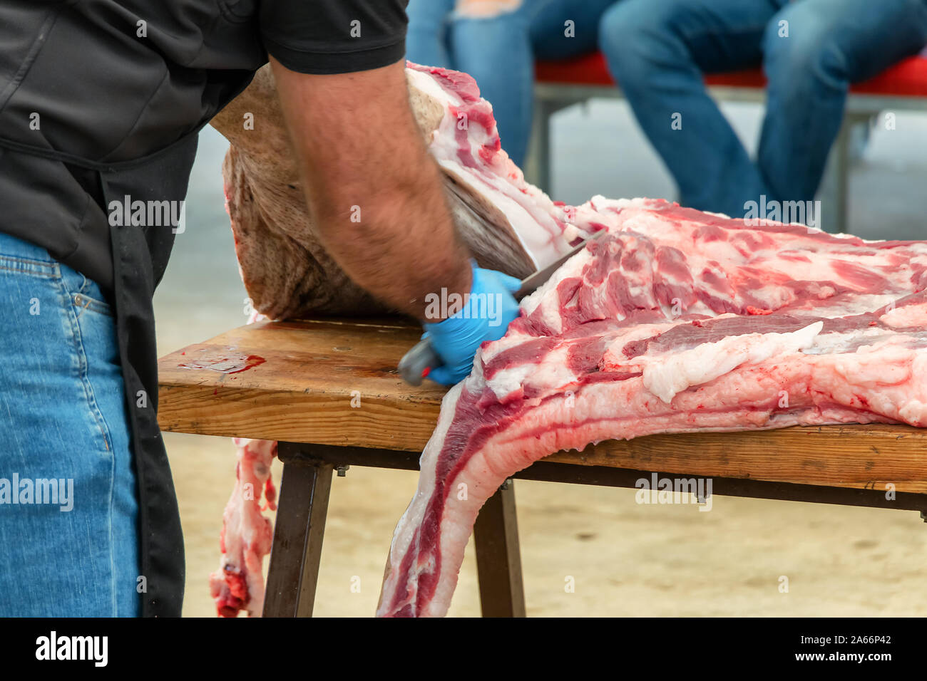 Schlachtung und traditionelle Herstellung der iberischen Schwein und extrahieren Sie verschiedene Teile der Iberischen Schwein 2019 iberischer Schinken Messe von Aracena Stockfoto