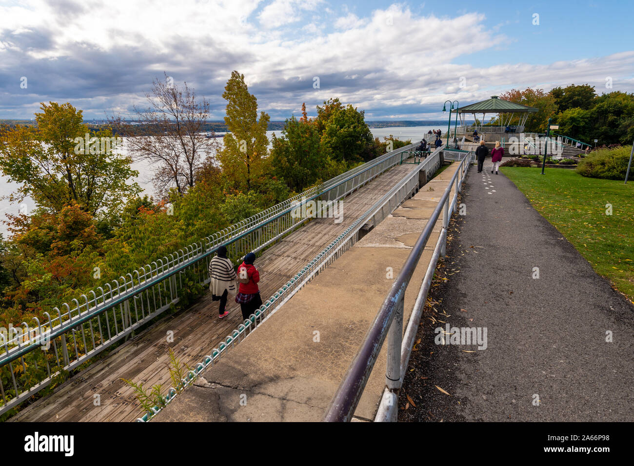 Quebec City, CA - 4. Oktober 2019 - Touristen, die in Quebec Gouverneur Promenade Stockfoto
