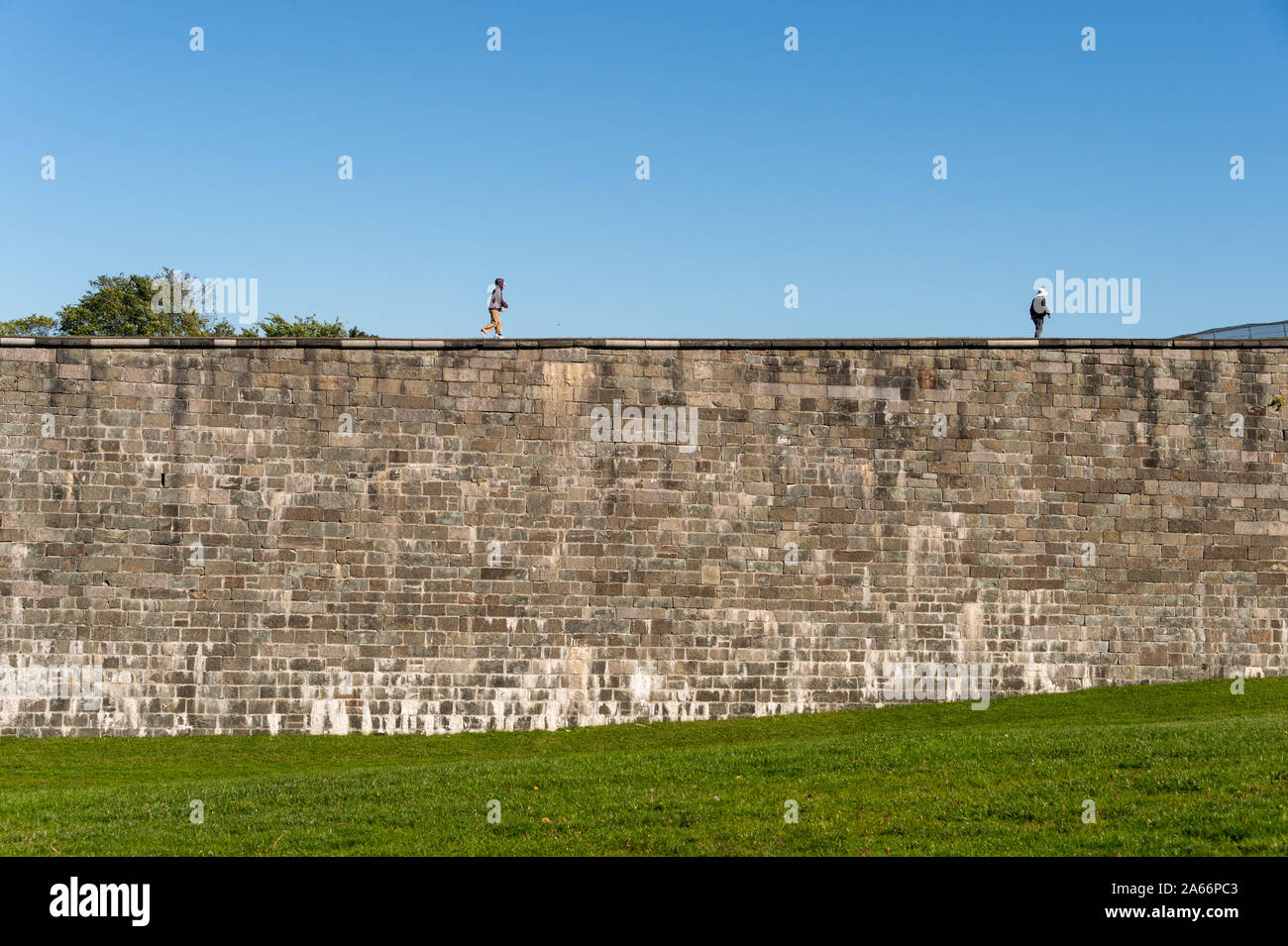 Quebec City, CA - 5. Oktober 2019 - Touristen, die die Stadt Quebec Befestigungen Stockfoto