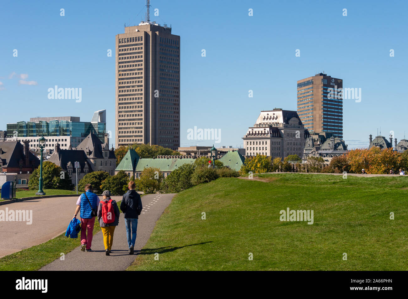 Quebec City, CA - 5. Oktober 2019 - Touristen, die die Stadt Quebec Befestigungen Stockfoto