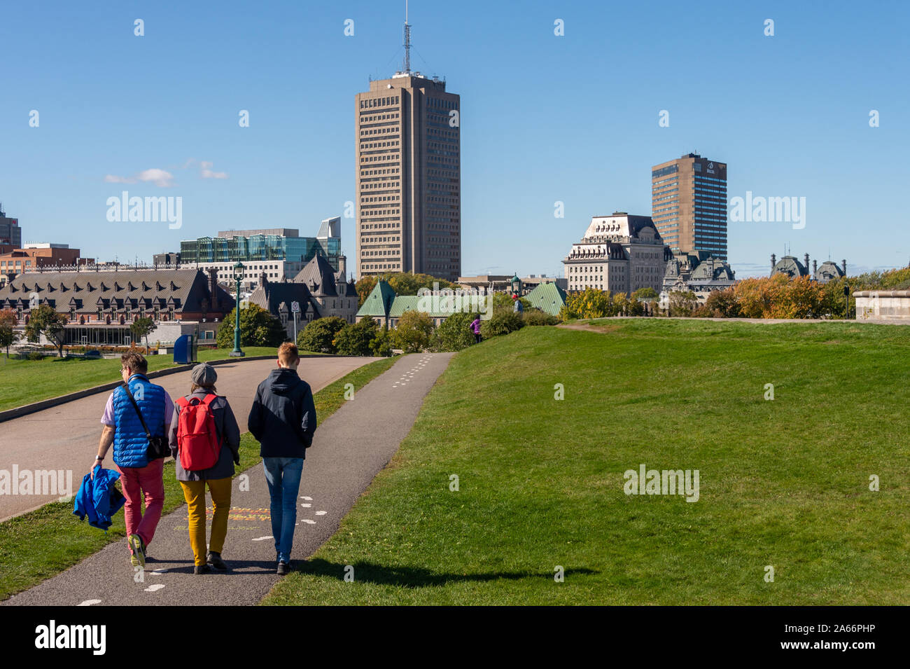 Quebec City, CA - 5. Oktober 2019 - Touristen, die die Stadt Quebec Befestigungen Stockfoto