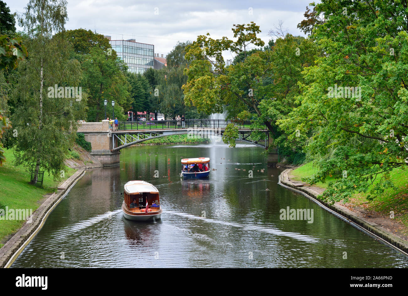 Bastion Hill Park (Bastejkalns Park) ist ein schöner und ruhiger Park entlang eines Kanals der Fluss Daugava, im Zentrum von Riga. Lettland Stockfoto