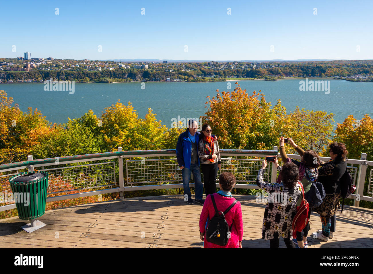 Quebec City, CA - 5. Oktober 2019 - Touristen für Bilder vor saint-lawrence Fluss und Levis Stadt posing Stockfoto