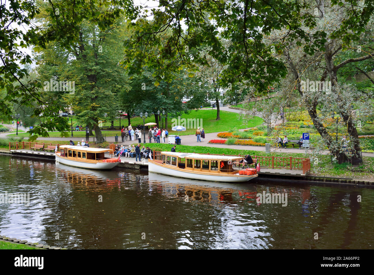 Bastion Hill Park (Bastejkalns Park) ist ein schöner und ruhiger Park entlang eines Kanals der Fluss Daugava, im Zentrum von Riga. Lettland Stockfoto