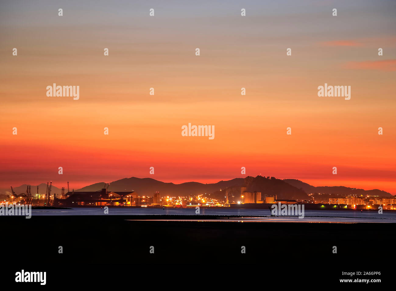 Blick auf Stadtzentrum Santander von der Bucht von Santander in Abend. Kantabrien, Spanien Stockfoto