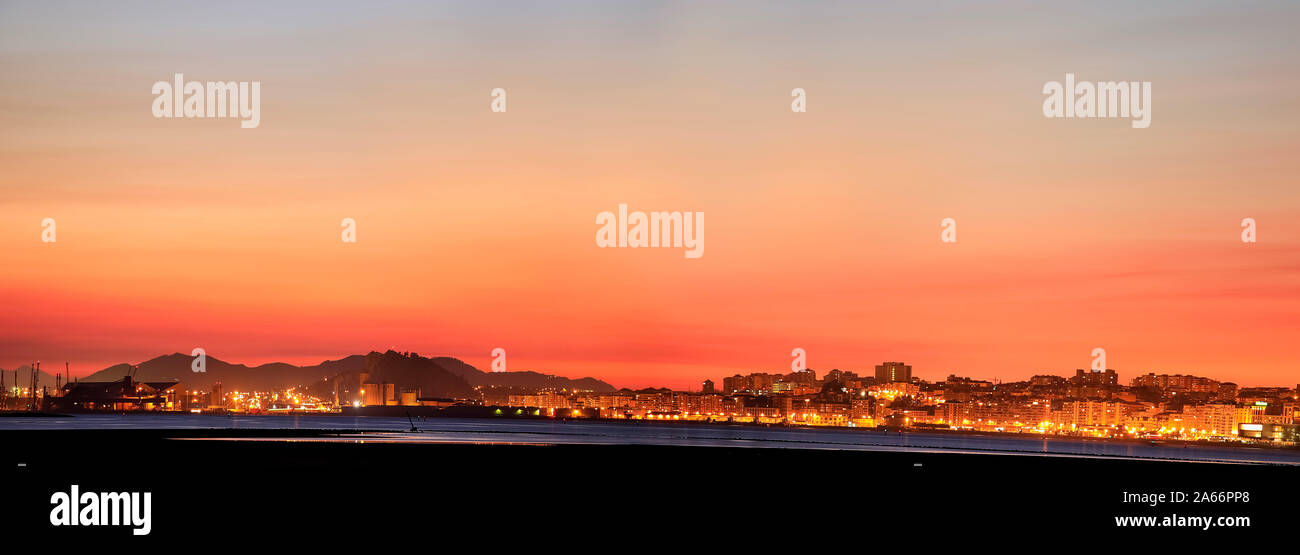 Blick auf Stadtzentrum Santander von der Bucht von Santander in der Nacht. Kantabrien, Spanien Stockfoto