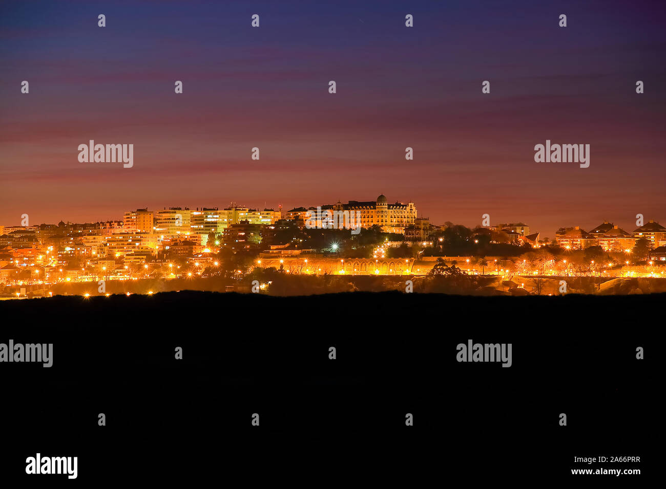 Blick auf Stadtzentrum Santander von der Bucht von Santander in Abend. Kantabrien, Spanien Stockfoto