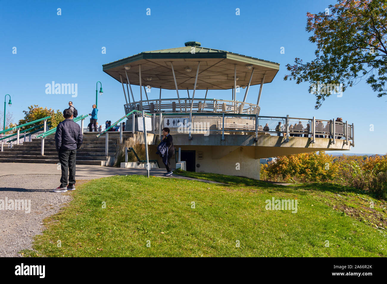 Quebec City, CA - 5. Oktober 2019 - Touristen, die in Quebec Gouverneure Promenade Stockfoto