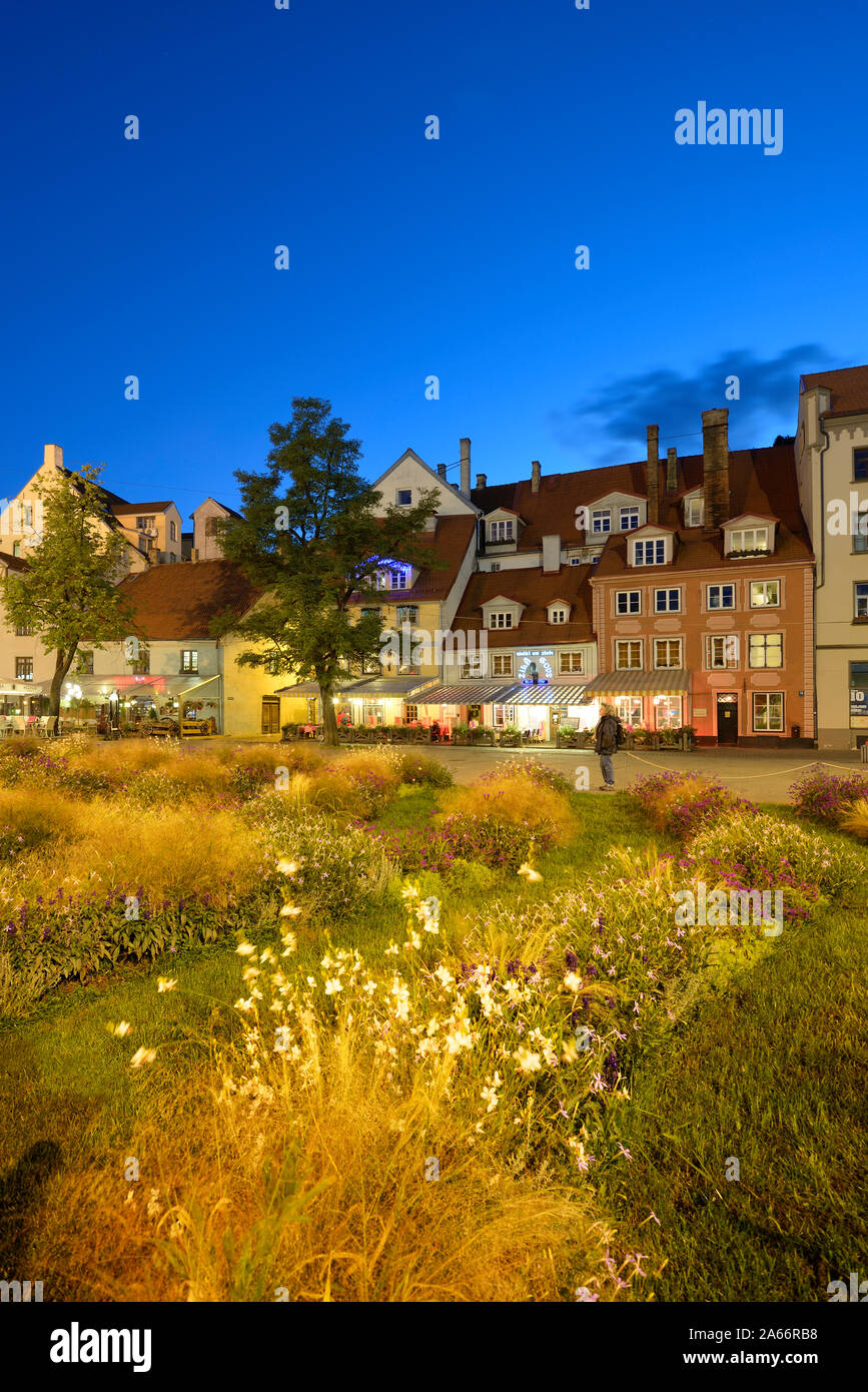 Livu Square ist das Zentrum des jugendlichen Riga's Leben. Im Sommer ist der Platz mit Cafes und schönen Blumenbeeten. Riga, Lettland Stockfoto