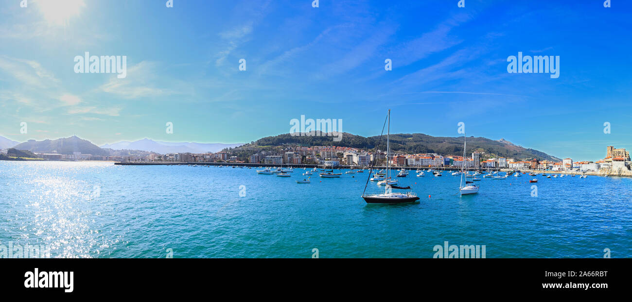 Panoramablick auf Castro Urdiales, Küstenstadt in Kantabrien mit Hafen und Burg, Spanien Stockfoto