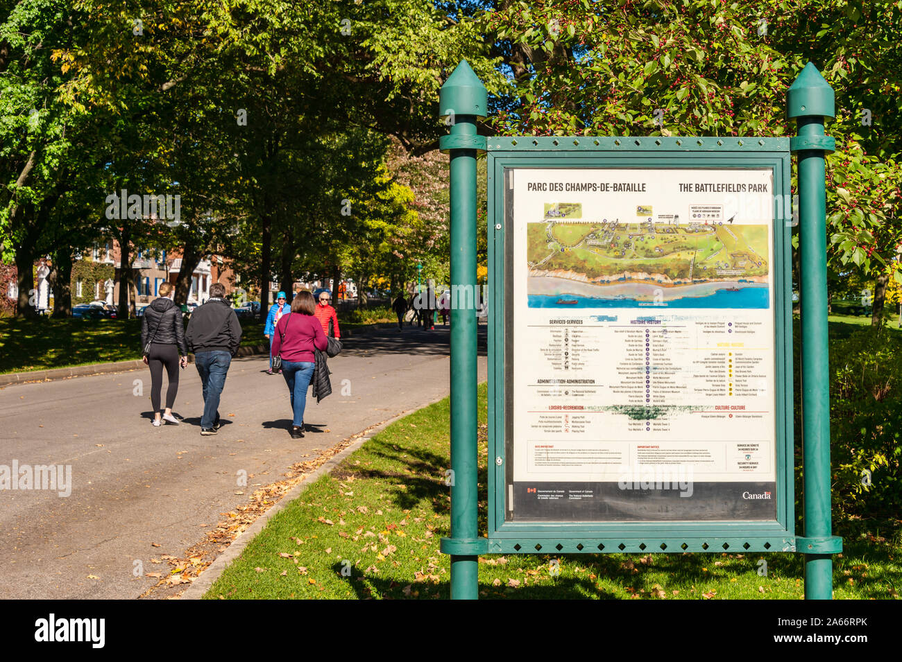Quebec City, CA - 5. Oktober 2019 - Leute, die in den Schlachtfeldern Park im Herbst & Karte des Parks Stockfoto