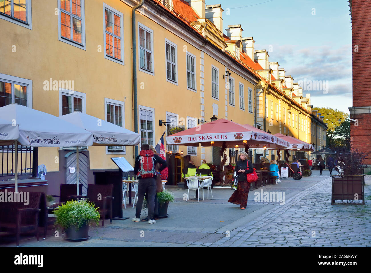 Restaurants in Torna Straße. Die Altstadt, die zum UNESCO-Weltkulturerbe gehört. Riga, Lettland Stockfoto