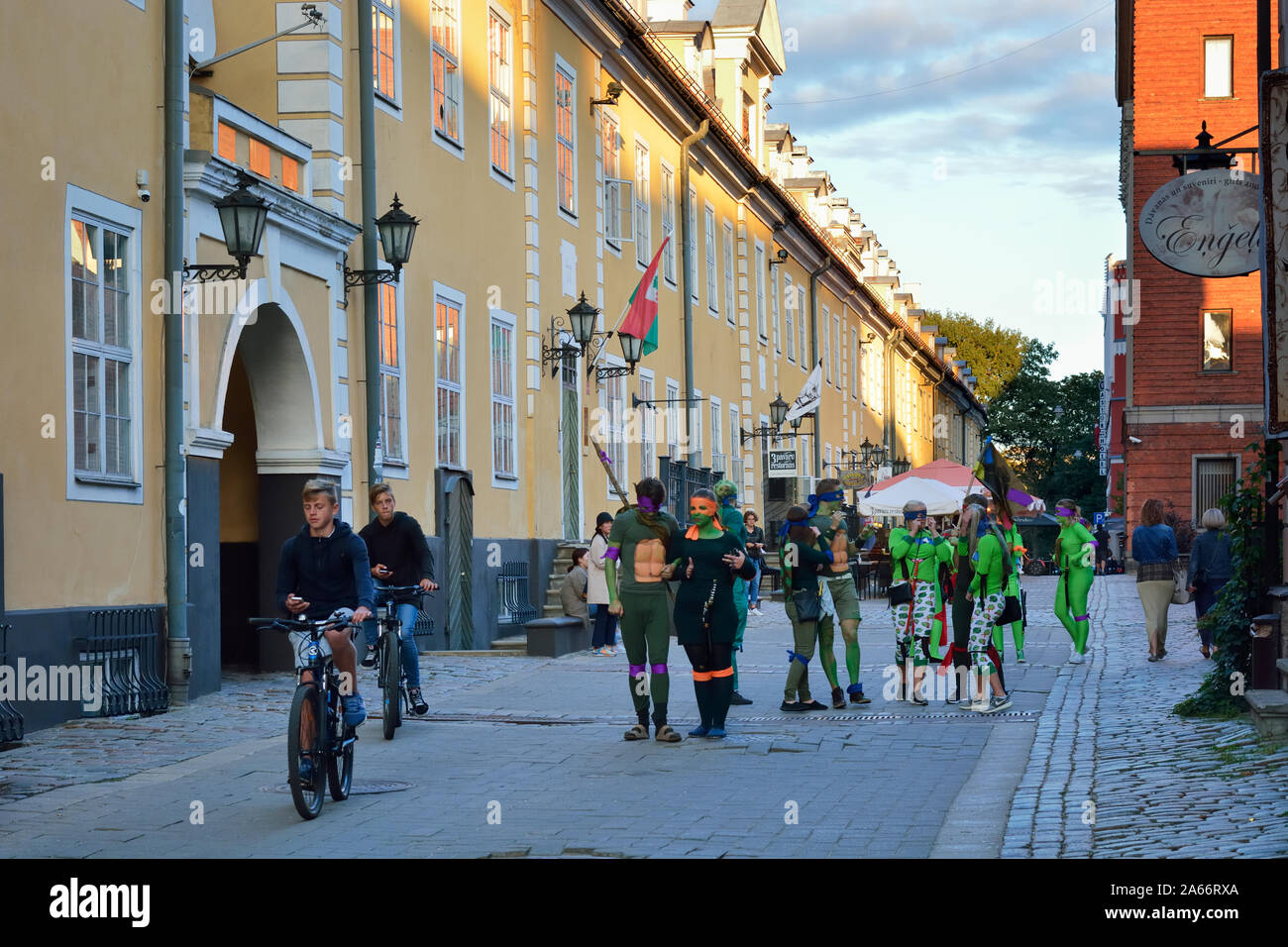 Eine Partei, die in Torna Straße. Die Altstadt, die zum UNESCO-Weltkulturerbe gehört. Riga, Lettland Stockfoto