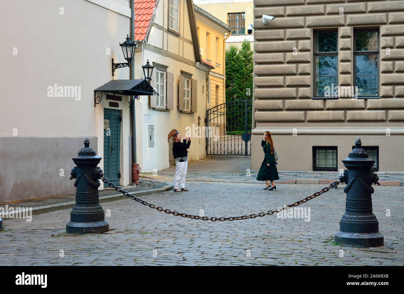 Straße in der Altstadt, die zum UNESCO-Weltkulturerbe gehört. Riga, Lettland Stockfoto