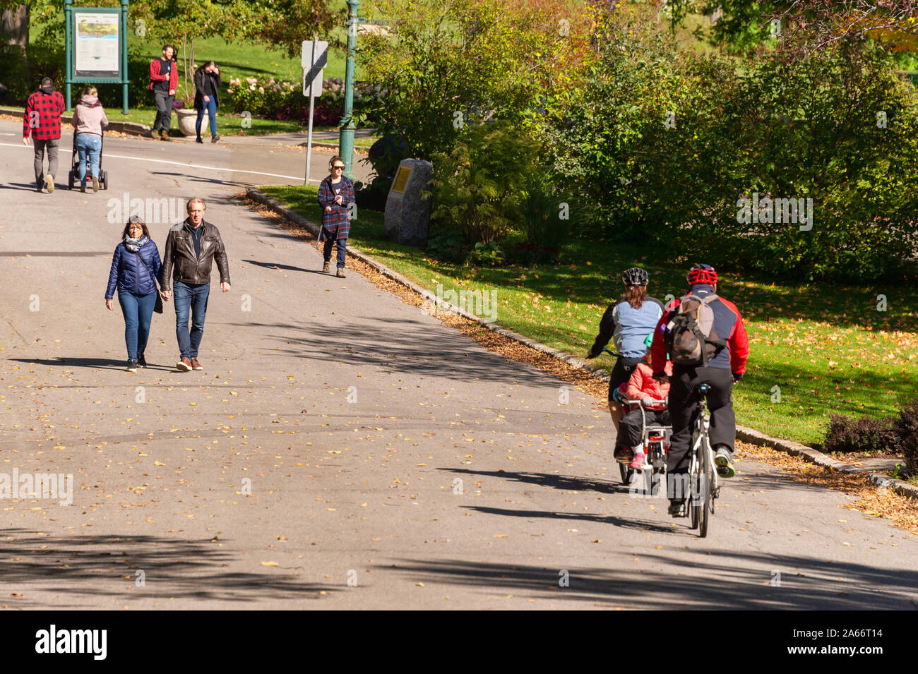 Quebec City, CA - 5. Oktober 2019 - Leute, die in den Schlachtfeldern Park im Herbst Stockfoto