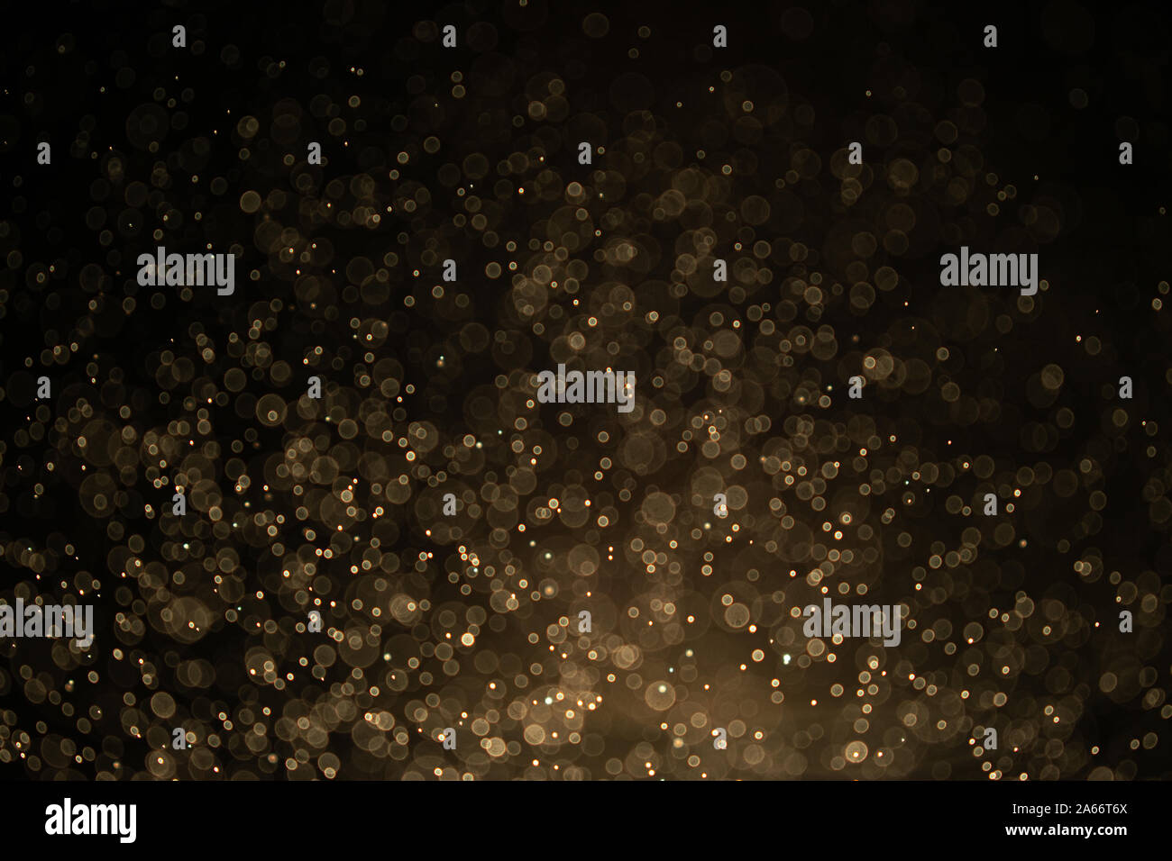 Textur Hintergrund abstrakt Schwarz und Gold Glitzer und elegant für Weihnachten Staub weiß. Funkelnden magischen Staubpartikel Magic Konzept abstrakter Hinterg Stockfoto