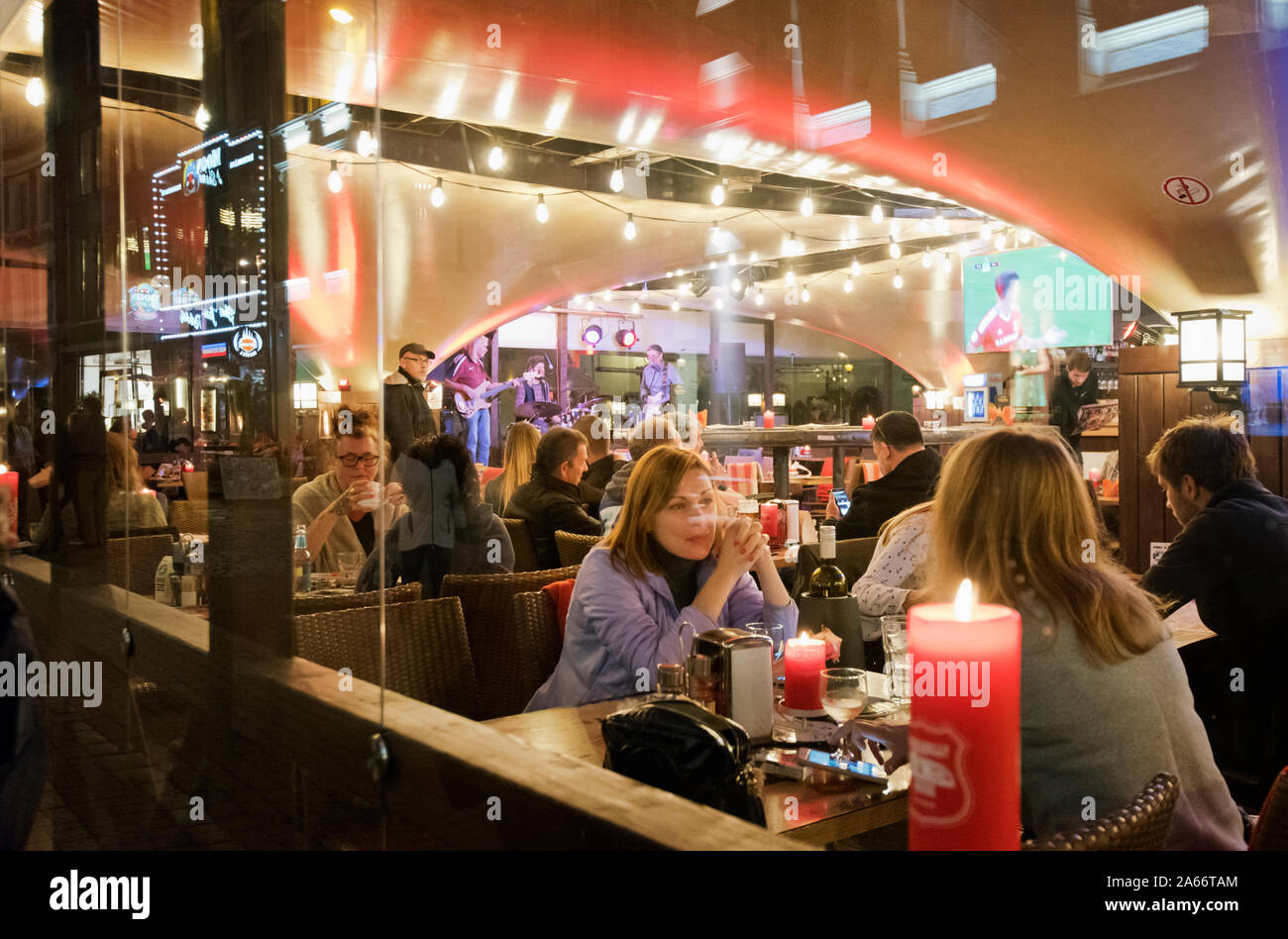 Eine Bar an livu Square. Riga, Lettland Stockfoto