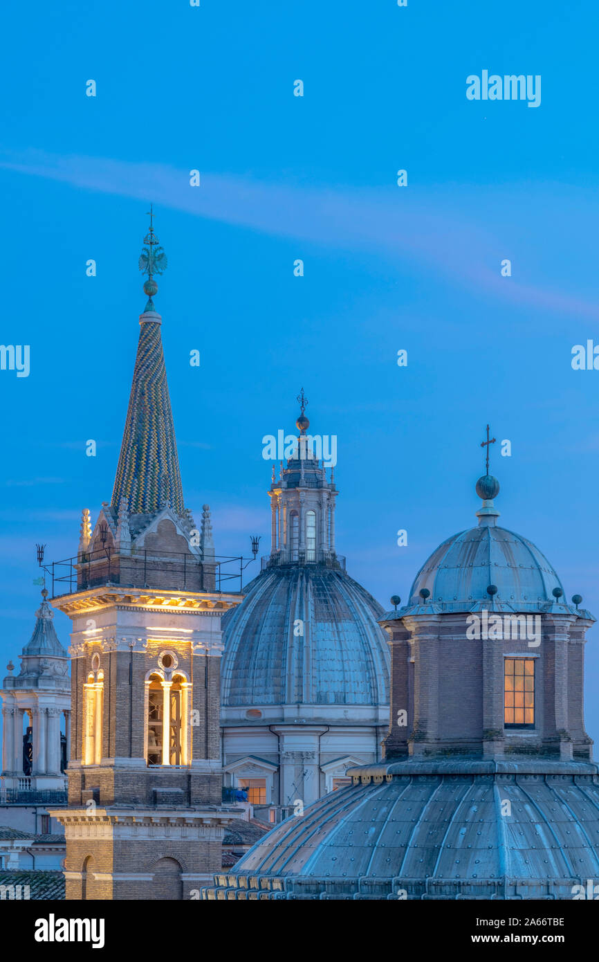 Italien, Latium, Rom, Ponte, Chiesa di Santa Maria della Pace im Vordergrund, Sant'Agnese in Agone über Stockfoto