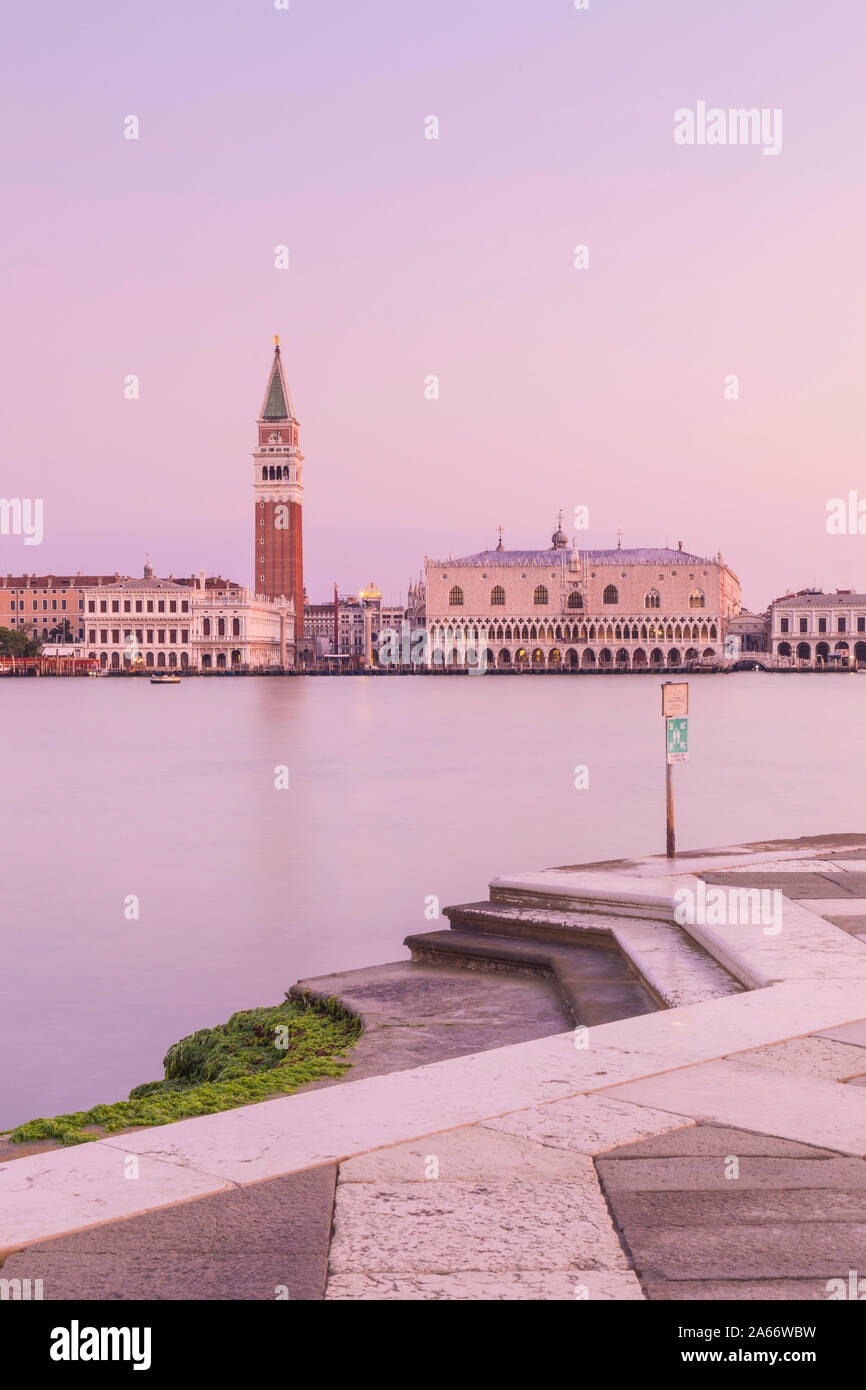 Campanile und Dogenpalast, Piazza San Marco (St. Mark's Square), Venedig, Venetien, Italien Stockfoto