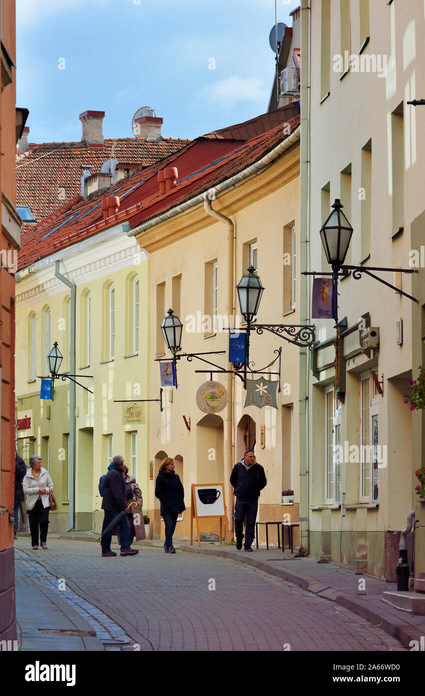 Einer ruhigen Straße in der Altstadt, die zum UNESCO-Weltkulturerbe gehört. Vilnius, Litauen Stockfoto