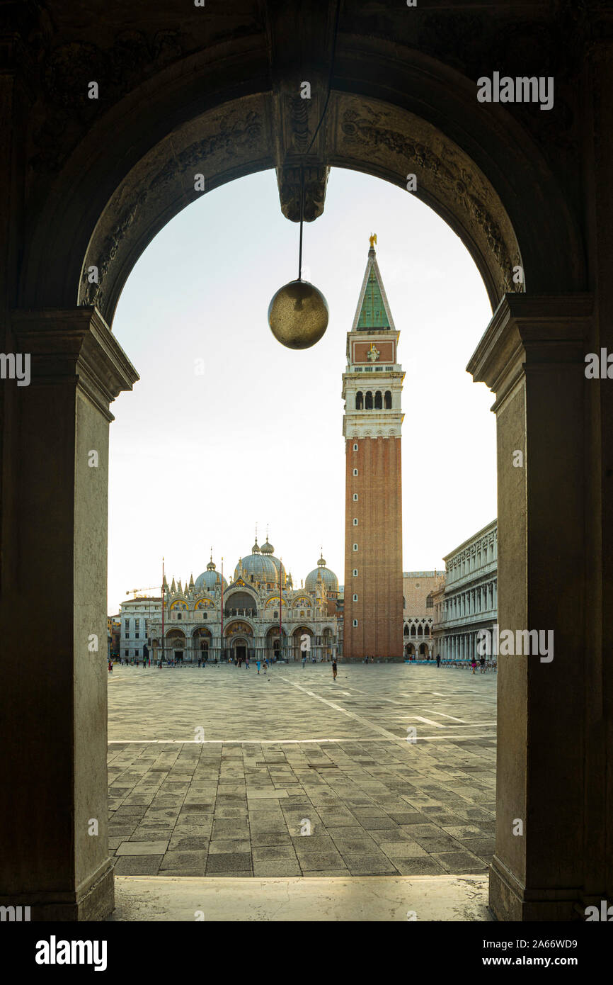 Basilika San Marco & Campanile, Piazza San Marco (St. Mark's Square), Venedig, Venetien, Italien Stockfoto