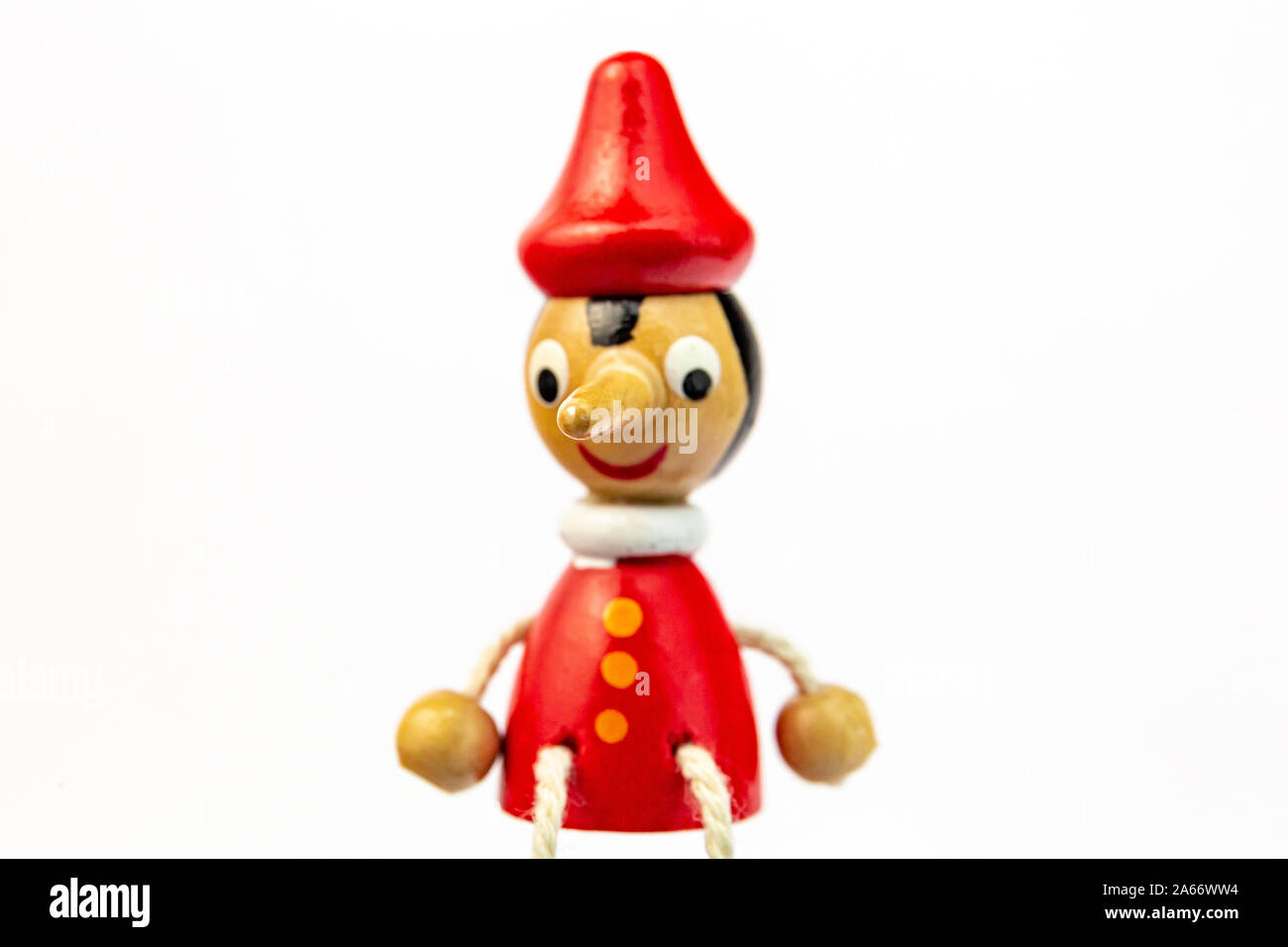 Pinocchio die Spitzzange Marionette, liegt auf einem weißen Hintergrund. Von Pinocchio Nase. Stockfoto