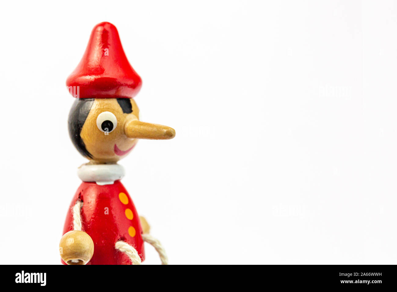 Pinocchio die Spitzzange Marionette, liegt auf einem weißen Hintergrund. Von Pinocchio Nase. Stockfoto