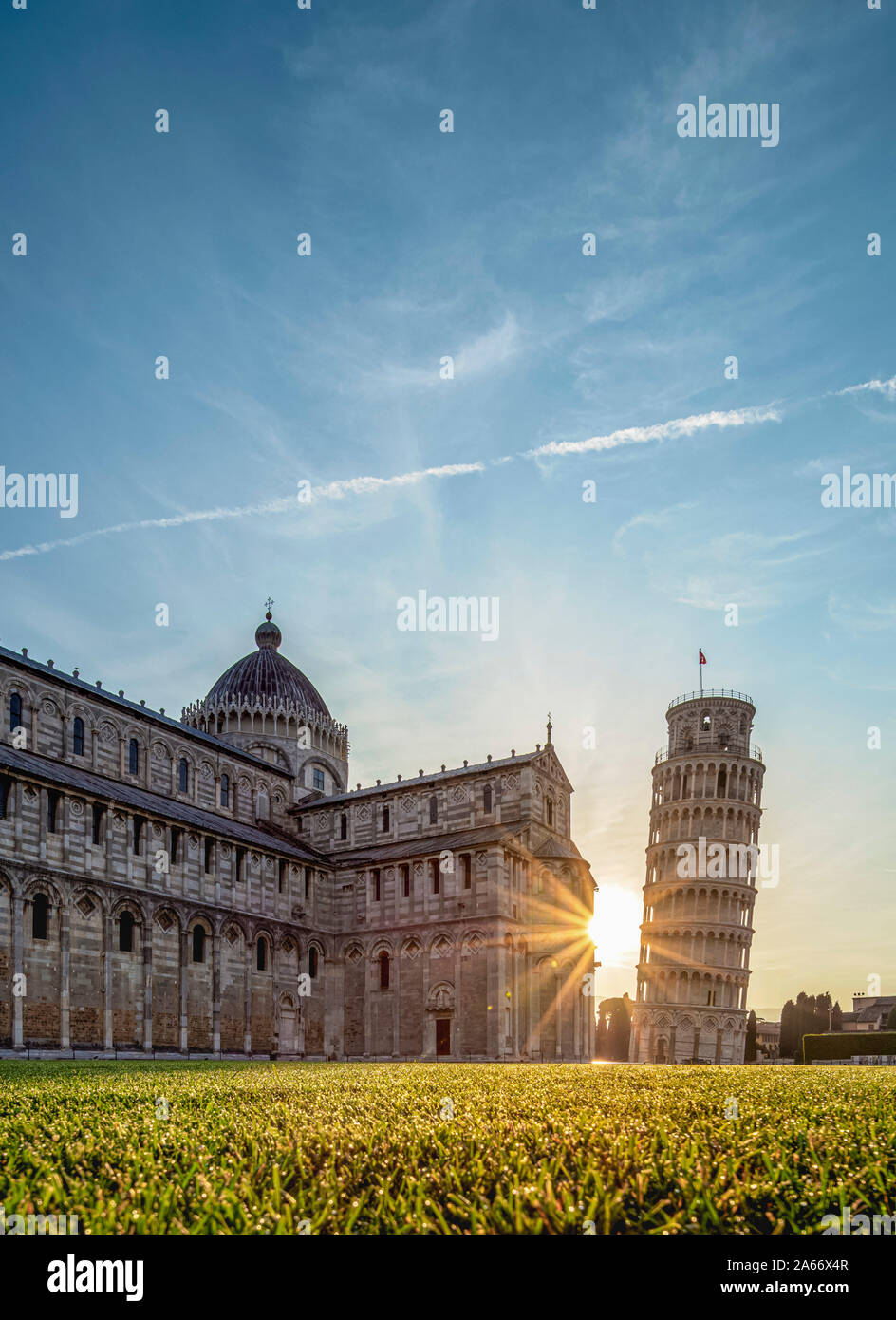 Dom und Schiefer Turm bei Sonnenaufgang, Piazza dei Miracoli, Pisa, Toskana, Italien Stockfoto