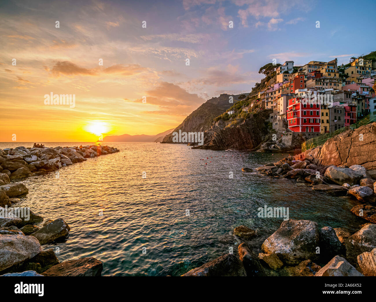 Riomaggiore Dorf bei Sonnenuntergang, Cinque Terre, UNESCO-Weltkulturerbe, Ligurien, Italien Stockfoto