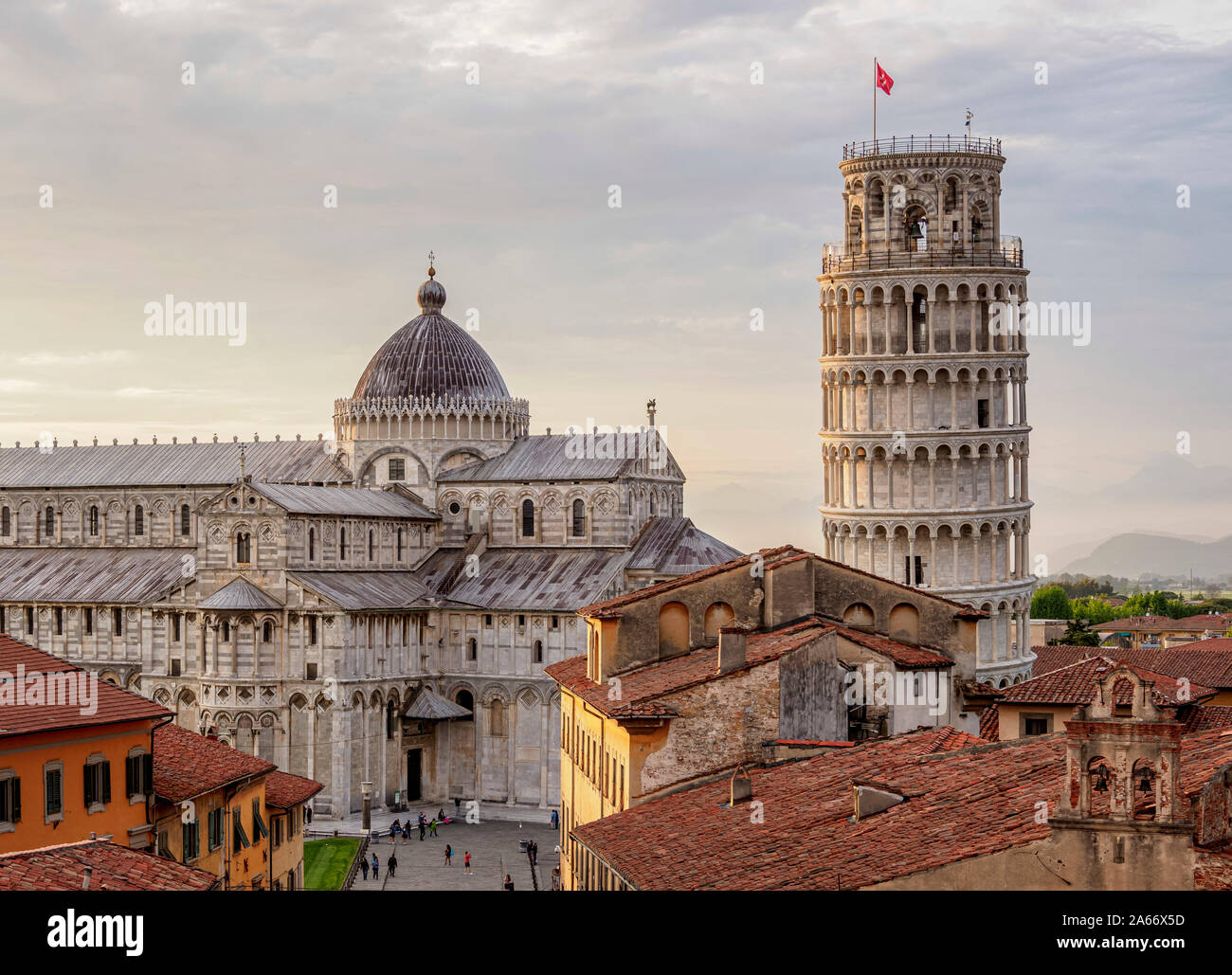 Dom und Schiefer Turm bei Sonnenuntergang, Erhöhte Ansicht, Pisa, Toskana, Italien Stockfoto