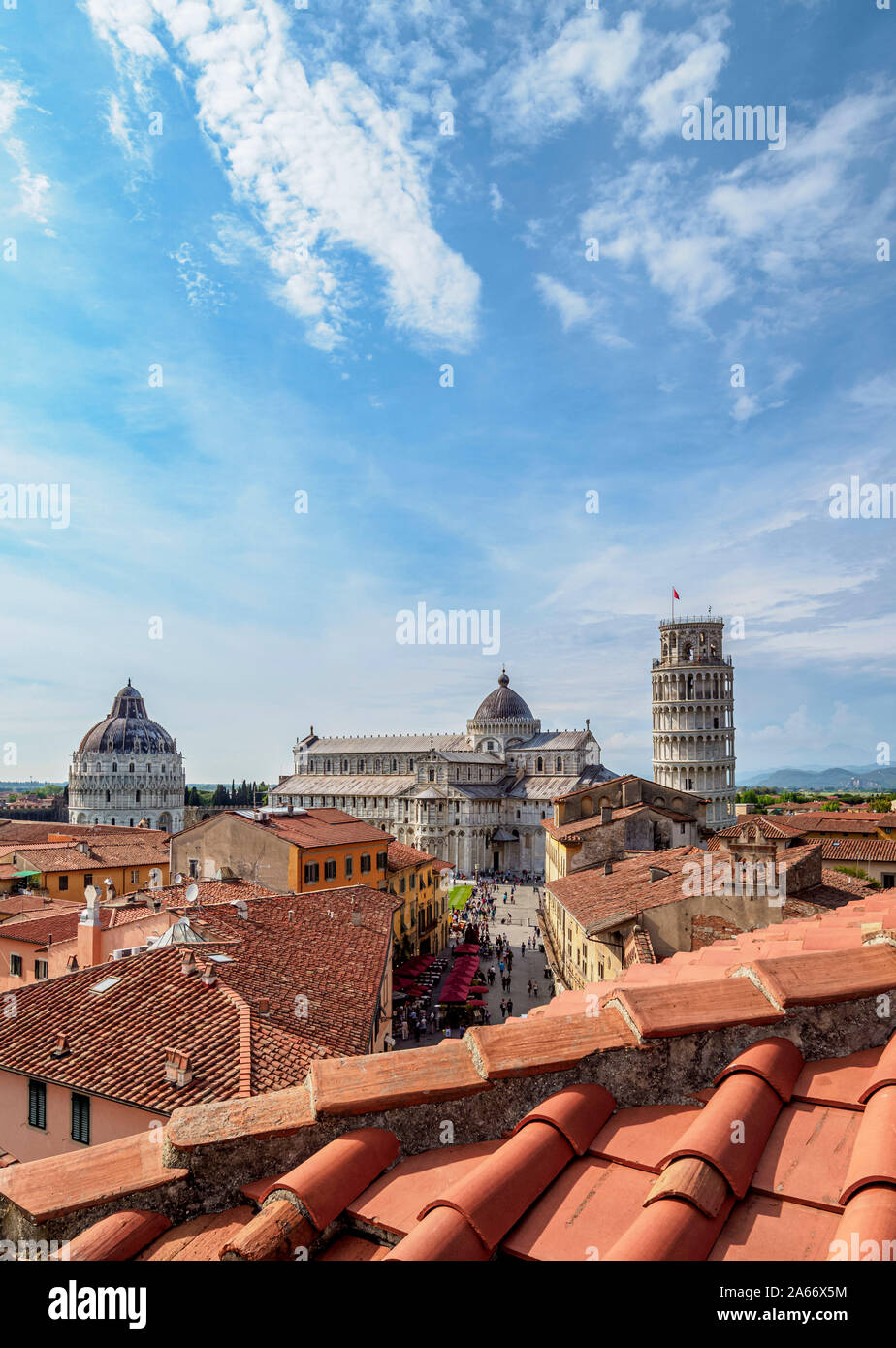 Blick über die Via Santa Maria in Richtung Dom und Schiefer Turm, Pisa, Toskana, Italien Stockfoto