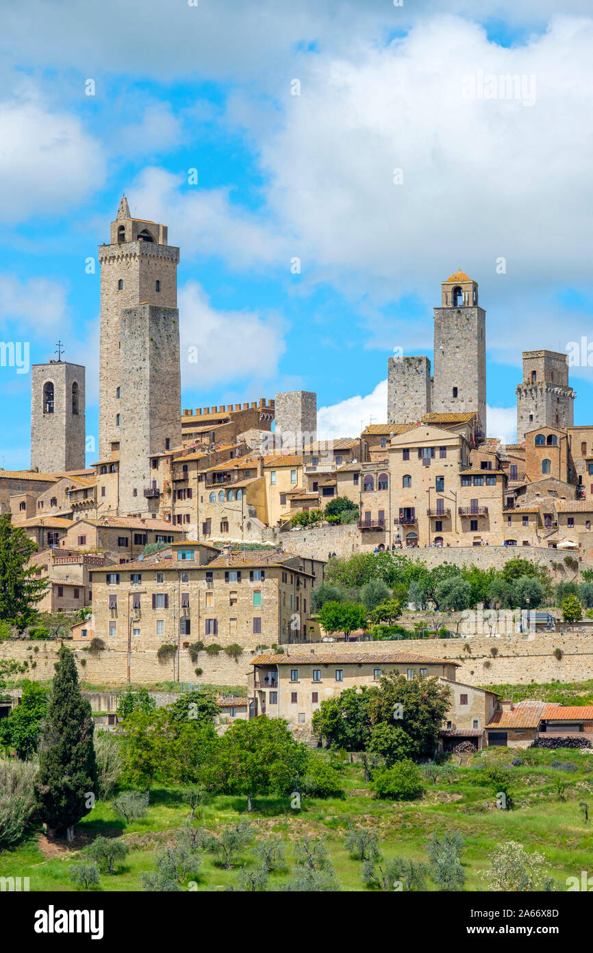 Mittelalterliche Turm befindet sich im historischen Zentrum von San Gimignano, UNESCO Weltkulturerbe, San Gimignano, Toskana, Italien, Europa. Stockfoto