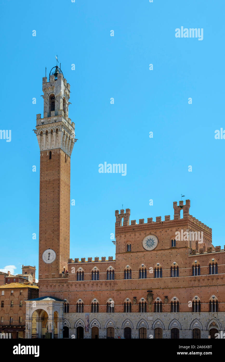 Palazzo Pubblico und Torre del Mangia auf der Piazza del Campo, Weltkulturerbe der UNESCO, Siena, Toskana, Italien, Europa. Stockfoto