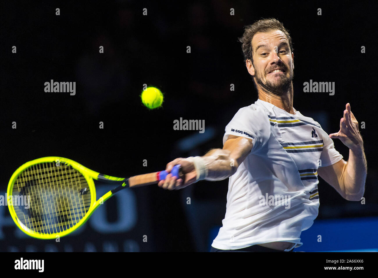 St. Jakobshalle, Basel, Schweiz. 24 Okt, 2019. ATP World Tour Tennis, Swiss Indoors; Richard Gasquet (FRA) Hits eine Vorhand im Spiel gegen Roberto Bautista-Agut (ESP) - Redaktionelle Verwendung Credit: Aktion plus Sport/Alamy leben Nachrichten Stockfoto