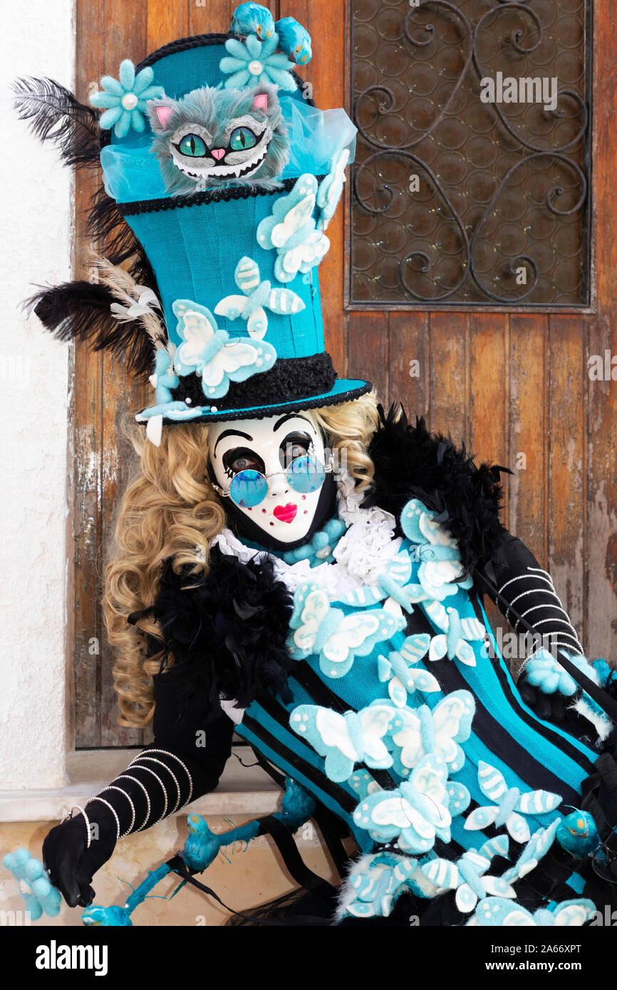 Eine Frau in einem aufwendigen Kostüm stellt während der Karneval in Venedig, Venedig, Venetien, Italien Stockfoto